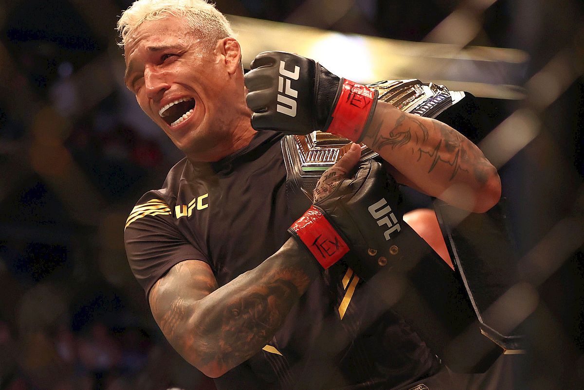 Charles Oliveira, noul campion din UFC! KO violent în meciul cu Chandler pentru centura eliberată de Nurmagomedov