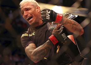 Charles Oliveira, noul campion din UFC! KO violent în meciul cu Chandler pentru centura eliberată de Nurmagomedov