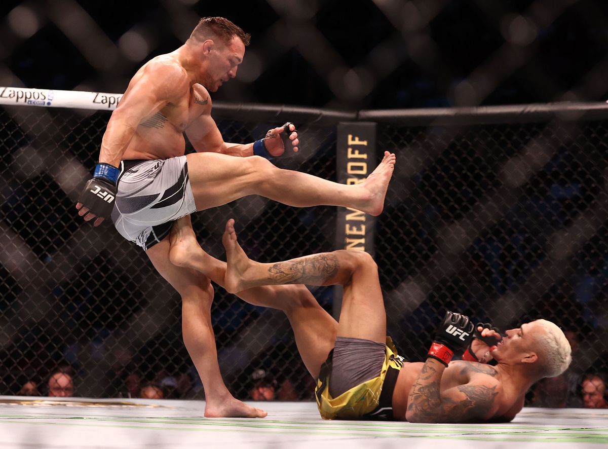Charles Oliveira, noul campion din UFC! KO violent în meciul cu Chandler pentru centura eliberată de Nurmagomedov