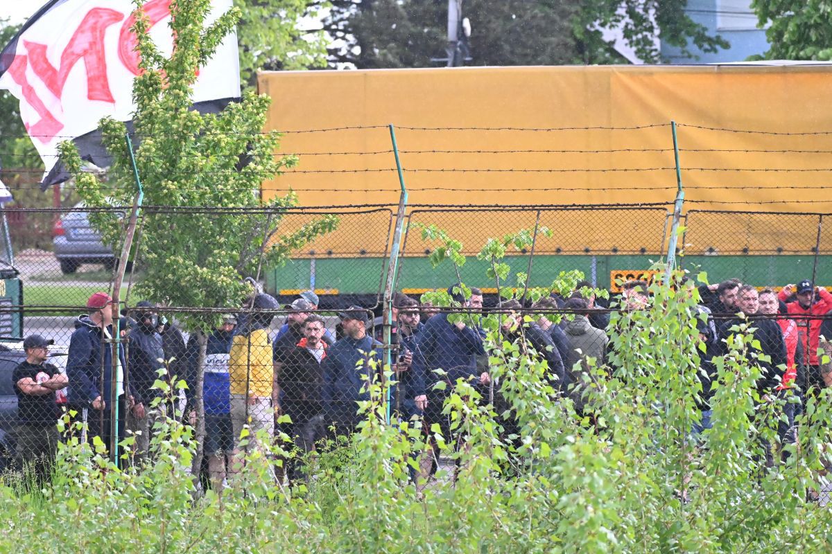 Sfidare la „oficială” » Imaginea zilei în Liga 1, la FC Argeș - Dinamo. Ce făceau fanii „câinilor” în acest timp