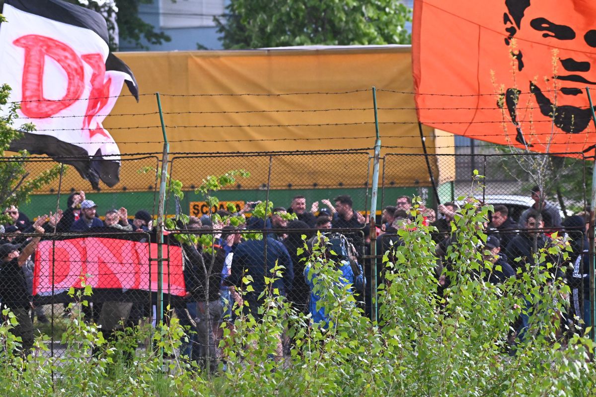 Sfidare la „oficială” » Imaginea zilei în Liga 1, la FC Argeș - Dinamo. Ce făceau fanii „câinilor” în acest timp