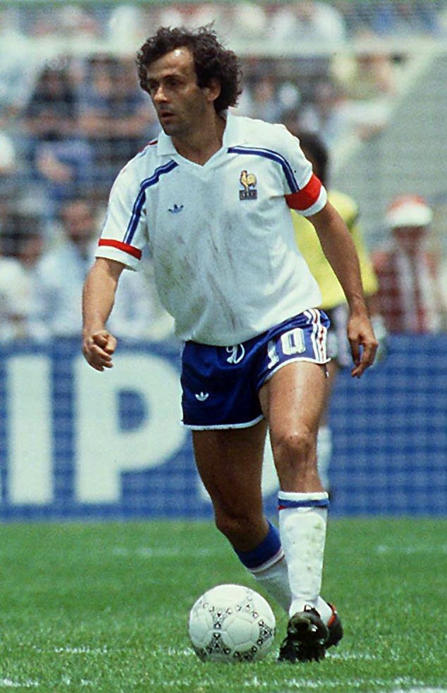 Michel Platini Totul despre Michel Platini, geniul „cu fundul mare”, care a răvășit fotbalul! De la Balonul de Aur la răzbunarea lui Igna + „casa de bani negri”
