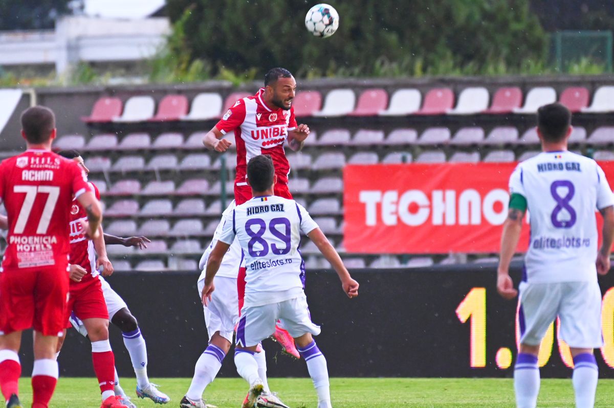 Sfidare la „oficială” » Imaginea zilei în Liga 1, la FC Argeș - Dinamo. Ce făceau fanii „câinilor” în acest timp