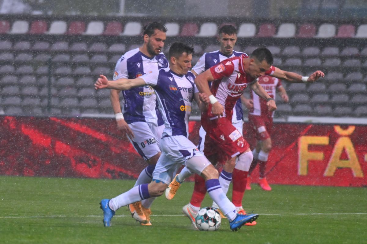 Sfidare la „oficială” » Imaginea zilei în Liga 1, la FC Argeș - Dinamo. Ce făceau fanii „câinilor” în acest timp