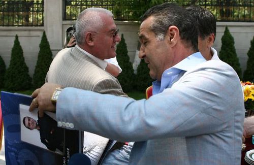 Dumitru Dragomir (75 de ani), fostul președinte al Ligii Profesioniste de Fotbal, îi propune lui Gigi Becali (63 de ani) să îi aducă la FCSB pe Adam Nemec (36 de ani) și Igor Armaș (34 de ani), fotbaliști la FC Voluntari.