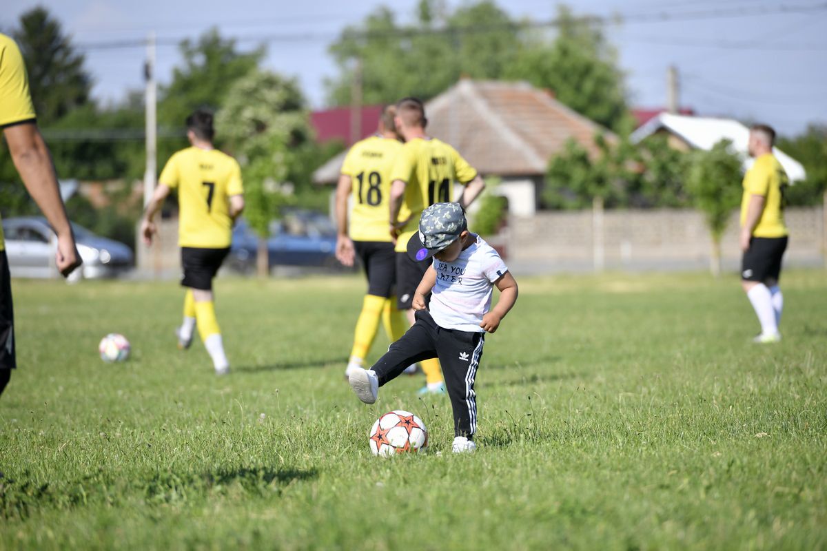 „Bă, ești nebun?!” » Las Fierbinți, fotbal între mici și „Barul lui Bobiță”! GSP a asistat la marele derby dintre Fulgerul Fierbinți și Dridu: „Suntem ca Bilbao, numai fierbințeni”