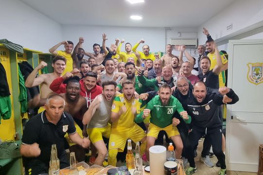 CS Mioveni a învins-o pe Rapid, scor 3-2, în ultima rundă a play-out-ului Ligii 1. Alexandru Pelici (48 de ani), antrenorul argeșenilor, și-a felicit elevii pentru o clasare nesperată și e dornic să semneze prelungirea înțelegerii.