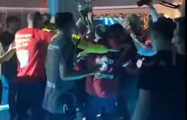 Campionii de la CFR Cluj, cântece jignitoare la adresa rivalilor de la FCSB » Cum a arătat petrecerea de titlu a „feroviarilor”