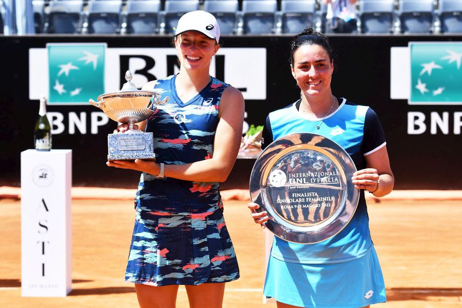 Iga Swiatek, cu trofeul de campioană, alături de Ons Jabeur, foto: Imago Poftiți la tenis feminin!