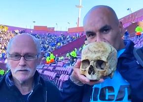 Incredibil! A intrat cu craniul bunicului pe stadion: „E fan și dincolo de moarte”