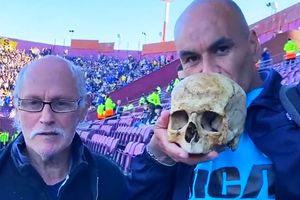 Incredibil! A intrat cu craniul bunicului pe stadion: „E fan și dincolo de moarte”