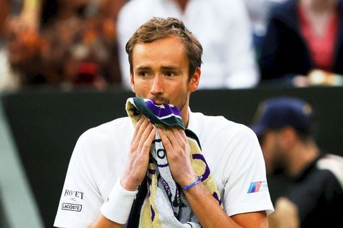 Daniil Medvedev (26 de ani, 2 ATP) nu a renunțat complet la turneul de la Wimbledon. Rusul așteaptă o decizie favorabilă din partea autorităților britanice.