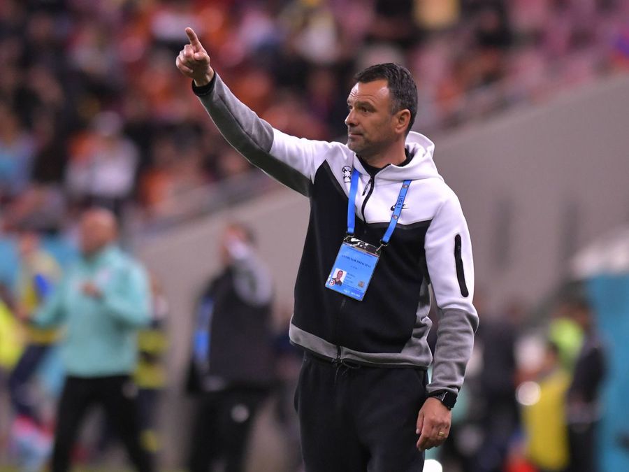 Toni Petrea, 47 de ani, a fost 10 ani secundul lui Reghe, singura experiență ca principal fiind la FCSB Becali s-a decis ce antrenor vrea în sezonul următor, după ratarea titlului! Așteaptă un răspuns până duminică