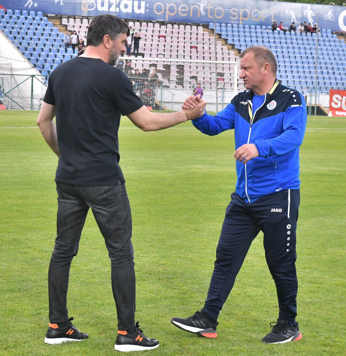 Amenințări în stil mafiot în lupta pentru promovare: „Băi, papagal moțat, vrei să-ți arăt că nu mai intri în oraș? V-am prins cu arbitrii la masă!”