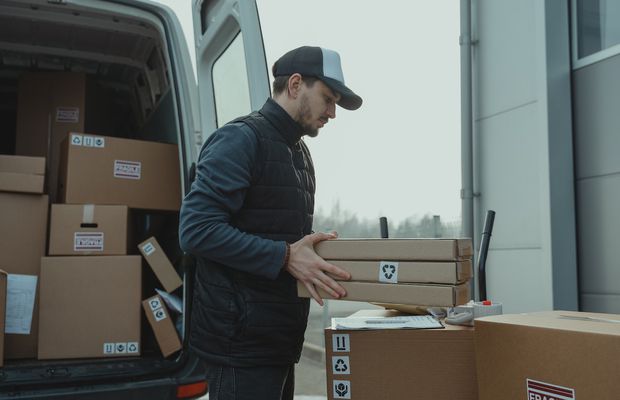 7 lucruri de care să ții cont atunci când vrei să trimiți un colet prin curier