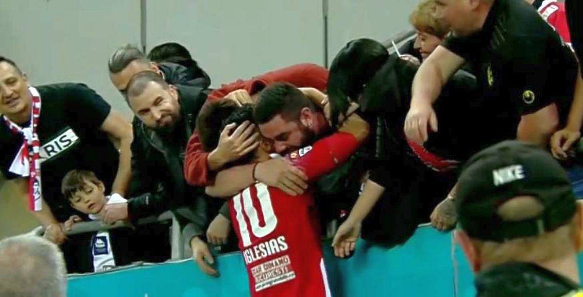 8 momente de după Dinamo - Steaua 3-0 » Poze de bucurie în fața galeriei steliste + „Haita salută armata” & „Bani și Ghezali sunt noii N&D” :D
