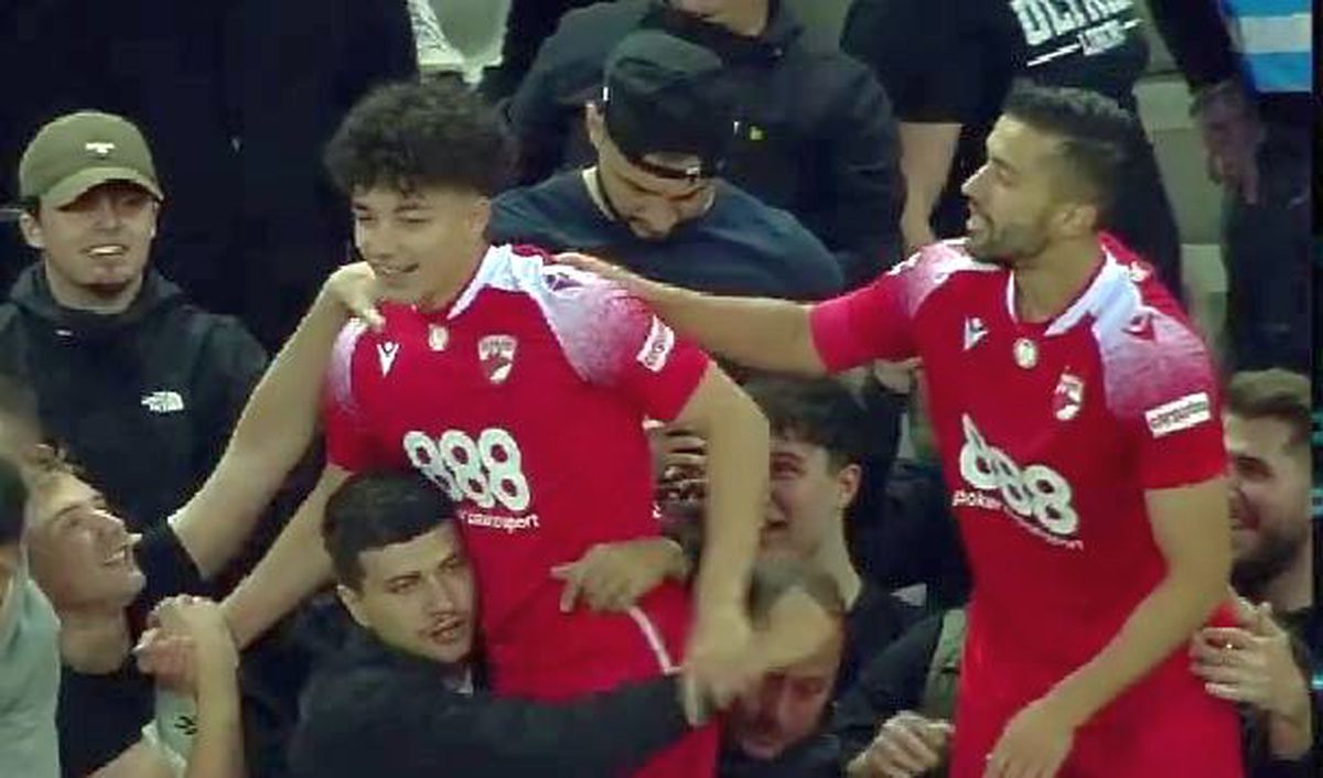 8 momente de după Dinamo - Steaua 3-0 » Poze de bucurie în fața galeriei steliste + „Haita salută armata” & „Bani și Ghezali sunt noii N&D” :D