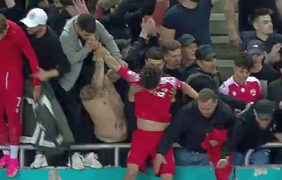 8 momente de după Dinamo - Steaua 3-0 » Poze de bucurie în fața galeriei steliste + „Haita salută armata” & „Bani și Ghezali sunt noii N&D” :D