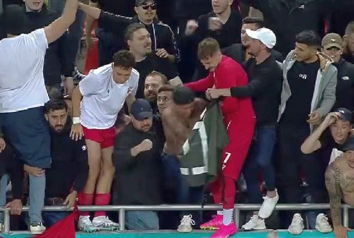 8 momente de după Dinamo - Steaua 3-0 » Poze de bucurie în fața galeriei steliste + „Haita salută armata” & „Bani și Ghezali sunt noii N&D” :D