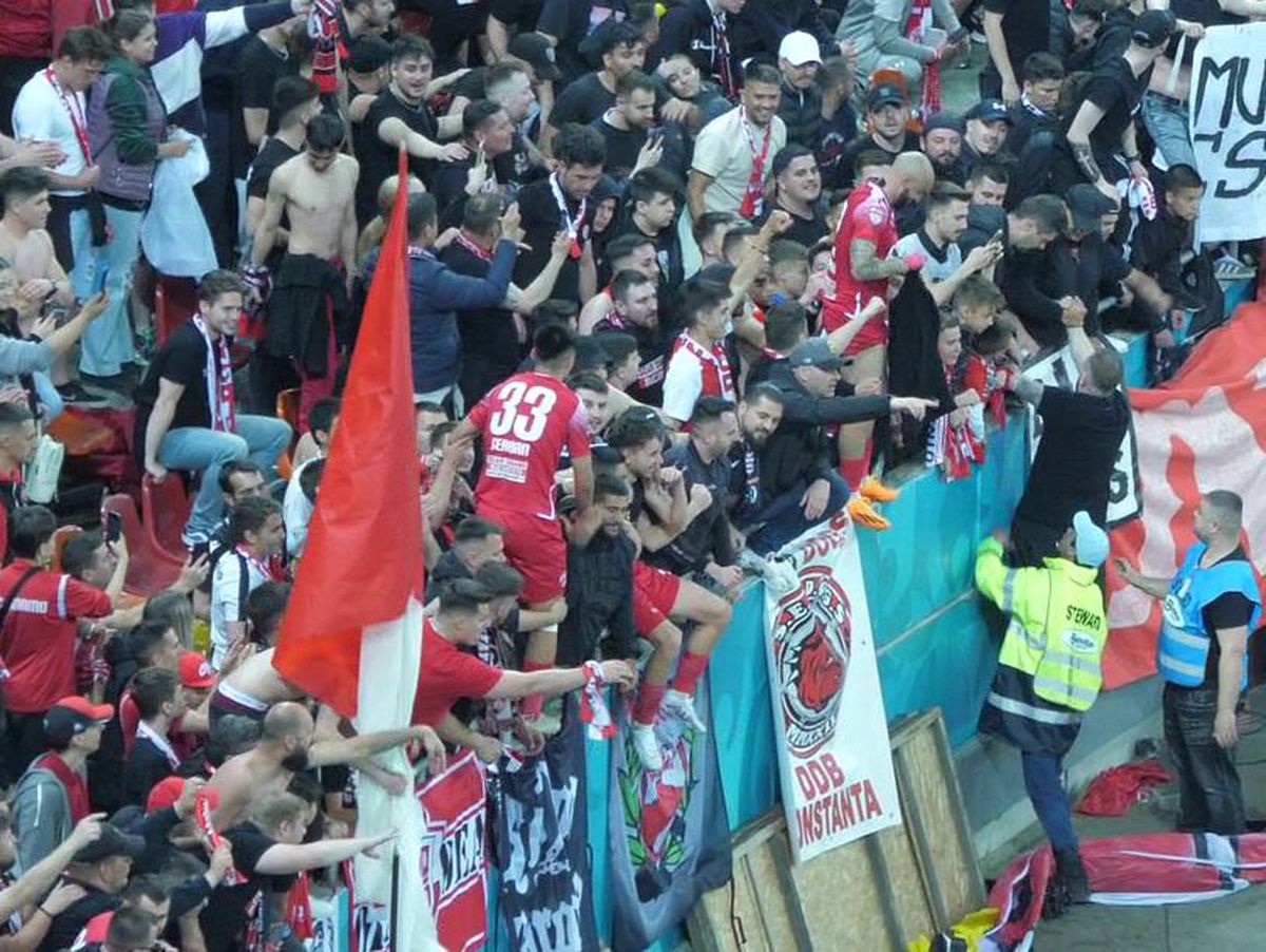 8 momente de după Dinamo - Steaua 3-0 » Poze de bucurie în fața galeriei steliste + „Haita salută armata” & „Bani și Ghezali sunt noii N&D” :D