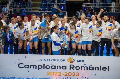 CSM București sărbătorește titlul de campioană în „Liga Florilor”, la finalul victoriei 31-21 în fața celor de la CSM Slatina.