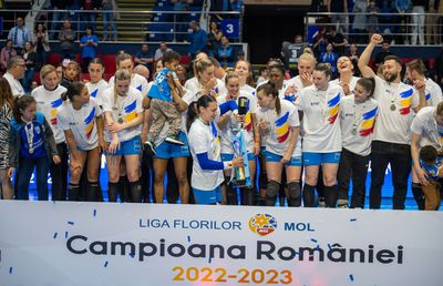 CSM București a sărbătorit titlul într-o atmosferă dezolantă » Câți spectatori au asistat în Polivalentă la înmânarea trofeului