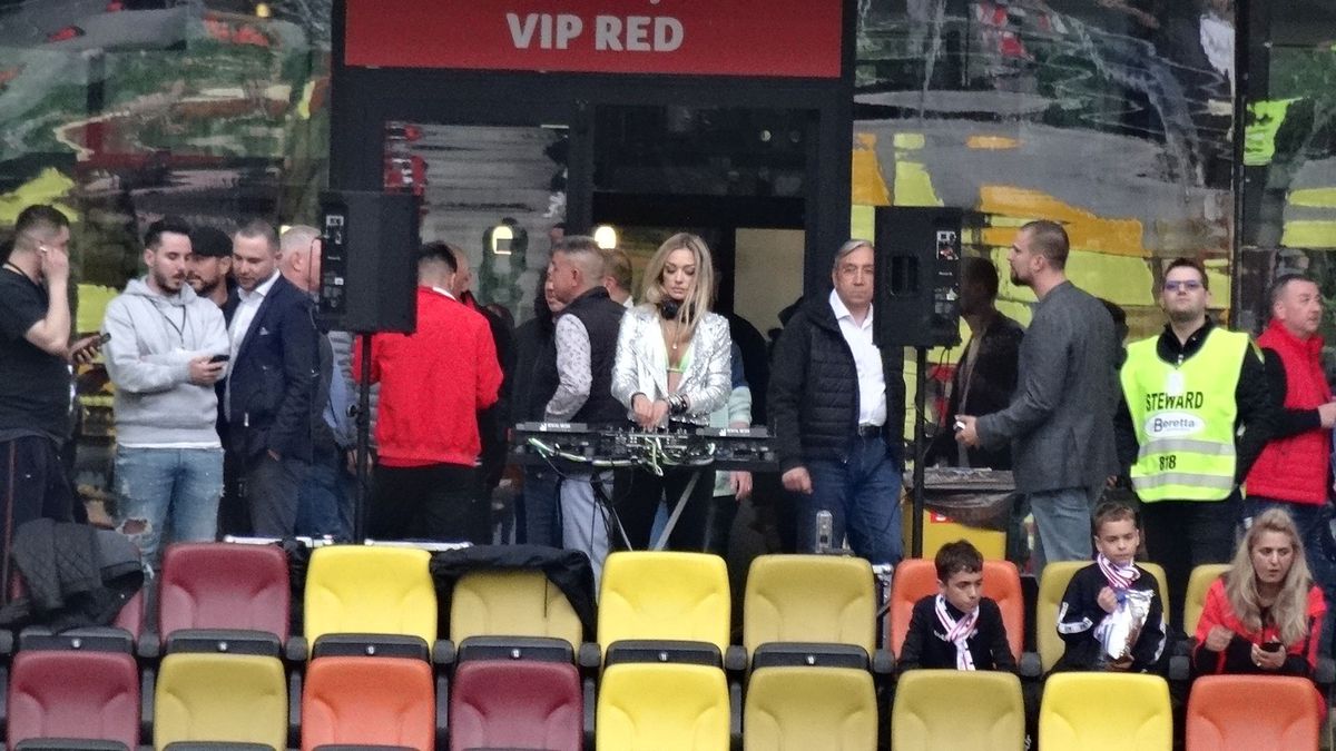 Apariția care a atras toate privirile la VIP, pe Arena Națională: DJ Edith Morris a mixat la Dinamo - CSA Steaua