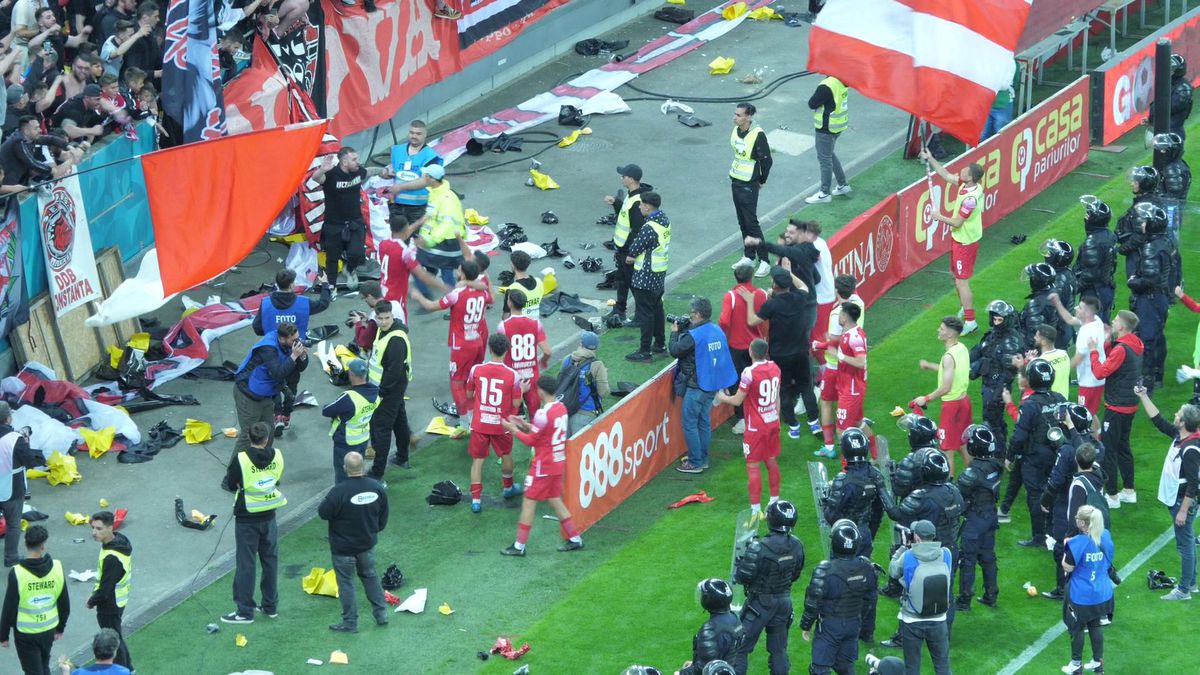 8 momente de după Dinamo - Steaua 3-0 » Poze de bucurie în fața galeriei steliste + „Haita salută armata” & „Bani și Ghezali sunt noii N&D” :D