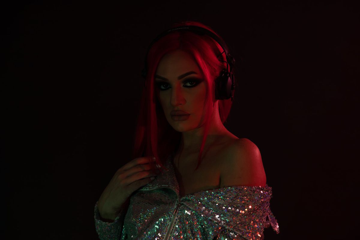 Apariția care a atras toate privirile la VIP, pe Arena Națională: DJ Edith Morris a mixat la Dinamo - CSA Steaua