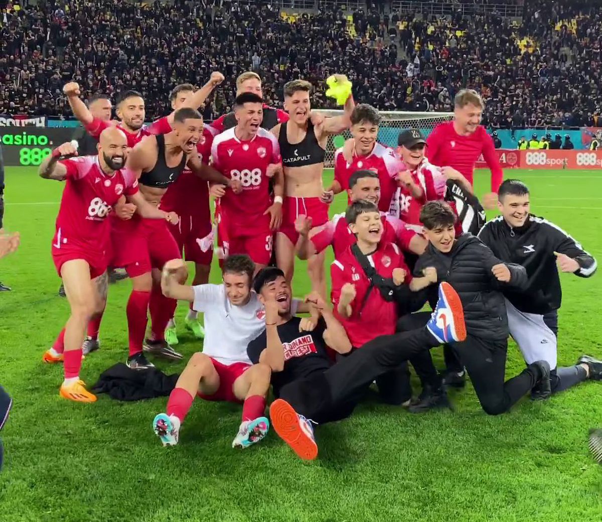 8 momente de după Dinamo - Steaua 3-0 » Poze de bucurie în fața galeriei steliste + „Haita salută armata” & „Bani și Ghezali sunt noii N&D” :D