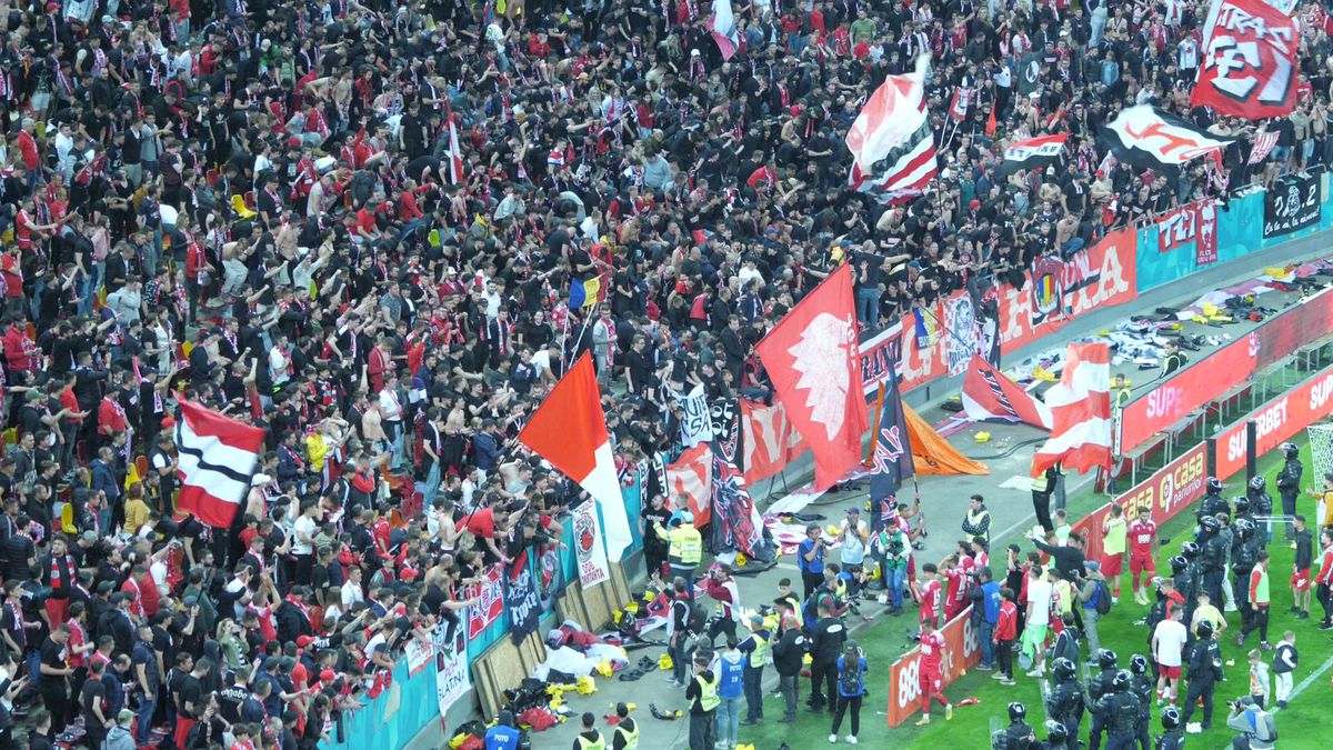 8 momente de după Dinamo - Steaua 3-0 » Poze de bucurie în fața galeriei steliste + „Haita salută armata” & „Bani și Ghezali sunt noii N&D” :D