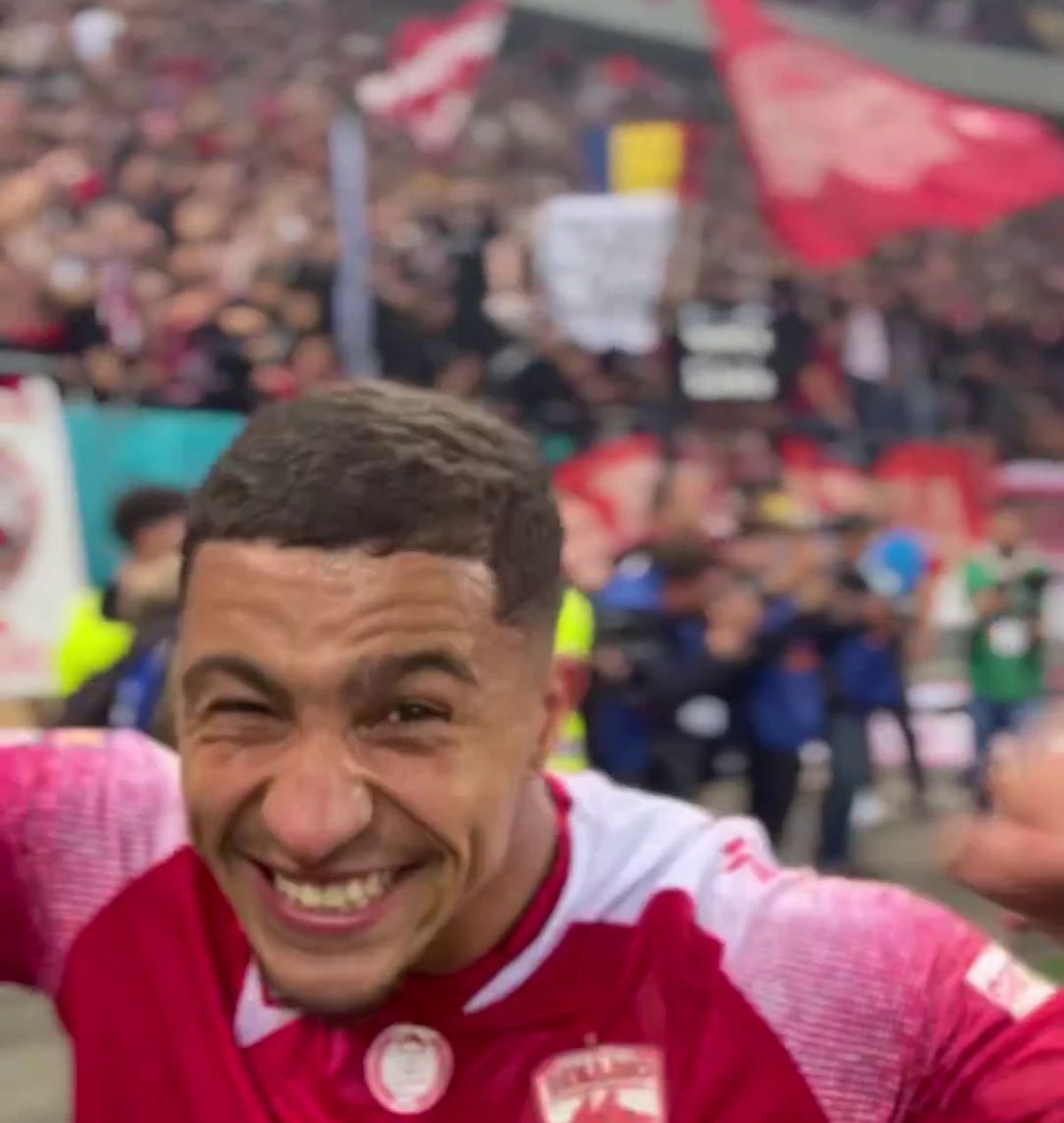 8 momente de după Dinamo - Steaua 3-0 » Poze de bucurie în fața galeriei steliste + „Haita salută armata” & „Bani și Ghezali sunt noii N&D” :D