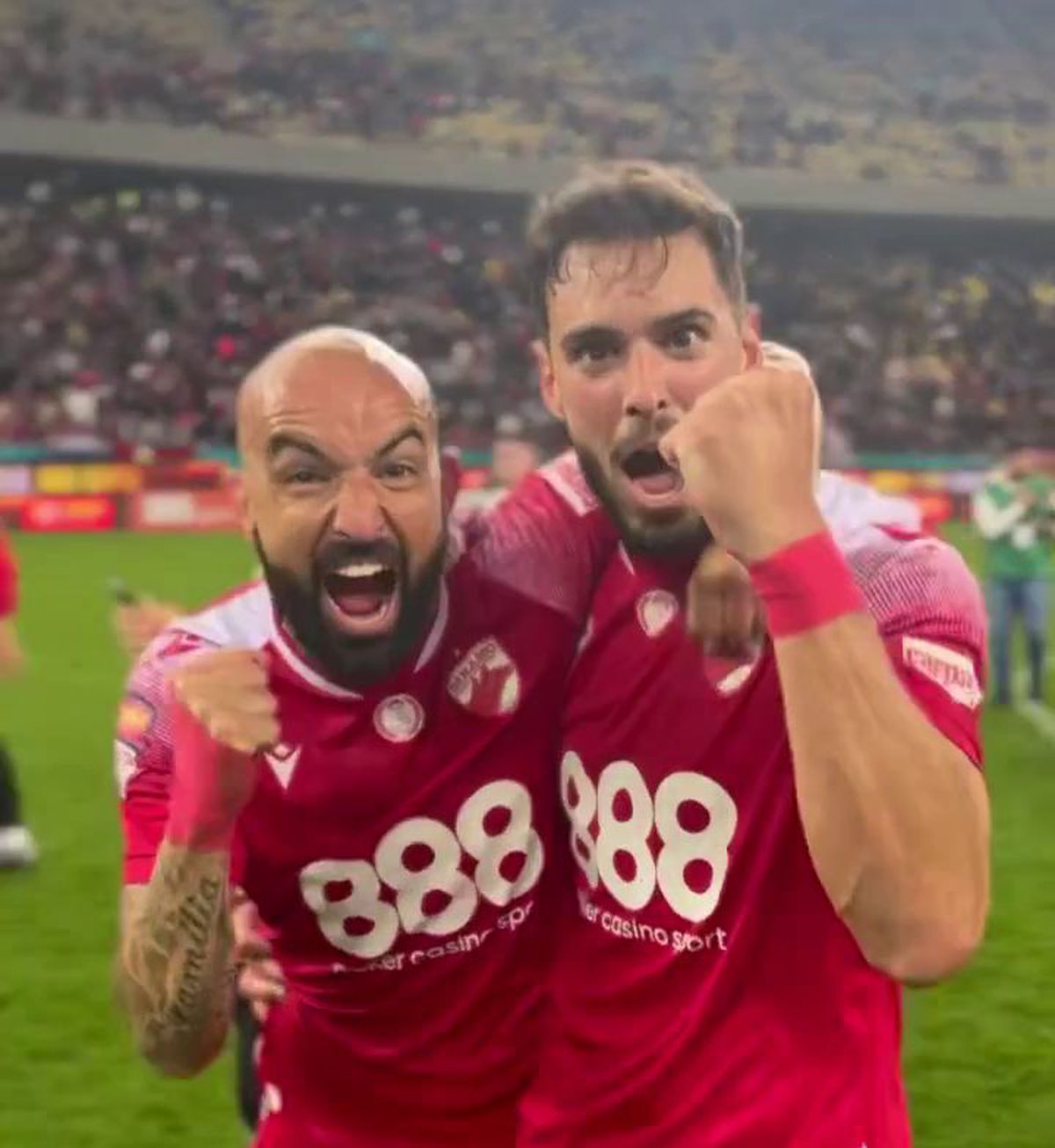 8 momente de după Dinamo - Steaua 3-0 » Poze de bucurie în fața galeriei steliste + „Haita salută armata” & „Bani și Ghezali sunt noii N&D” :D