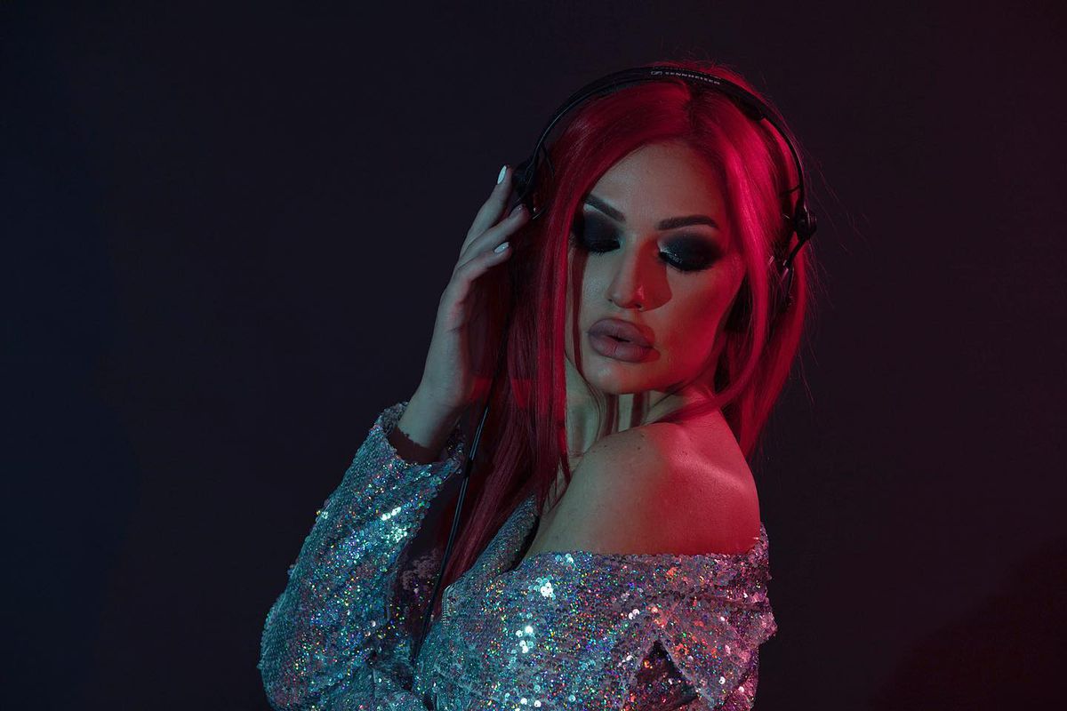 Apariția care a atras toate privirile la VIP, pe Arena Națională: DJ Edith Morris a mixat la Dinamo - CSA Steaua