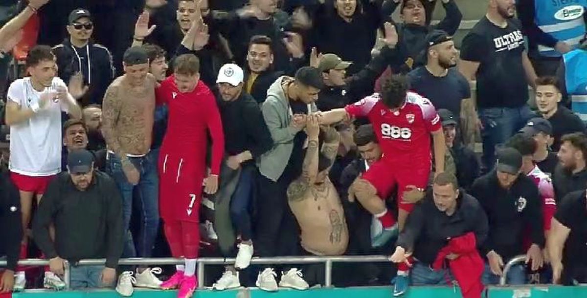 8 momente de după Dinamo - Steaua 3-0 » Poze de bucurie în fața galeriei steliste + „Haita salută armata” & „Bani și Ghezali sunt noii N&D” :D