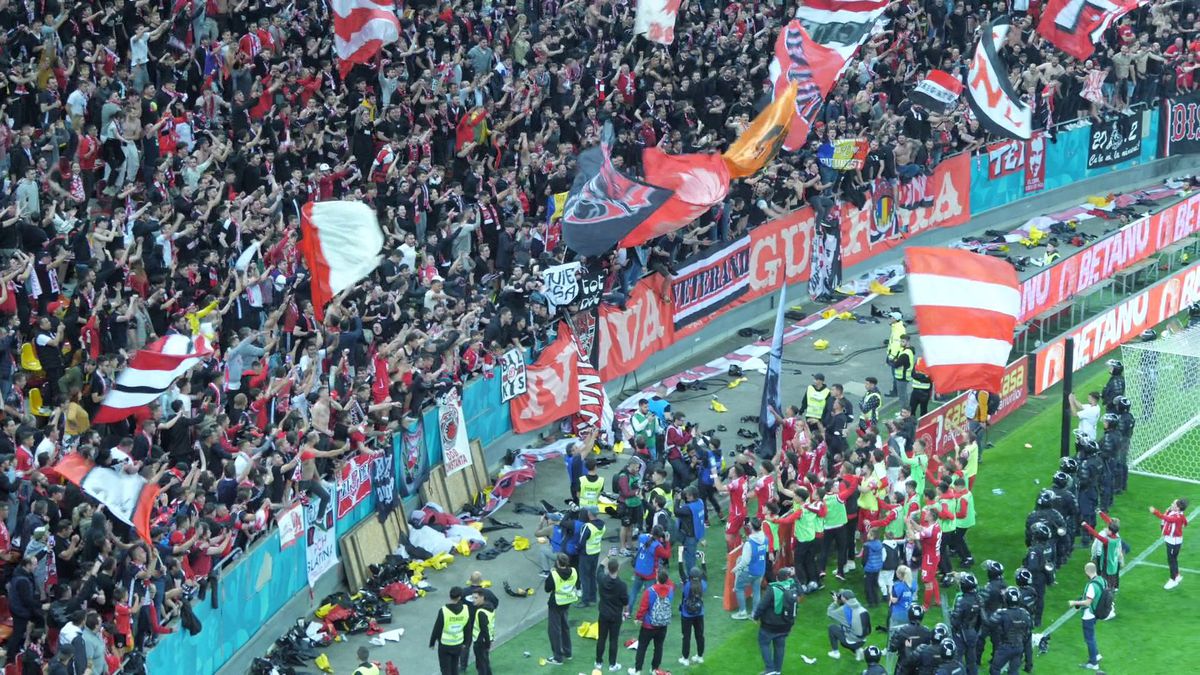 8 momente de după Dinamo - Steaua 3-0 » Poze de bucurie în fața galeriei steliste + „Haita salută armata” & „Bani și Ghezali sunt noii N&D” :D