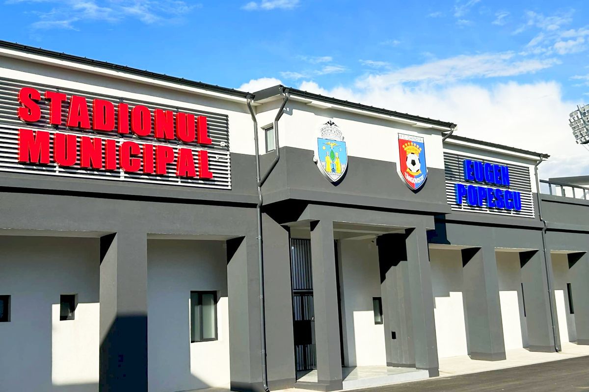 S-a infiltrat apa! Ce se întâmplă la stadionul din Târgoviște, cu 3 zile înaintea inaugurării + au oprit curentul de teamă să nu se curenteze muncitorii!