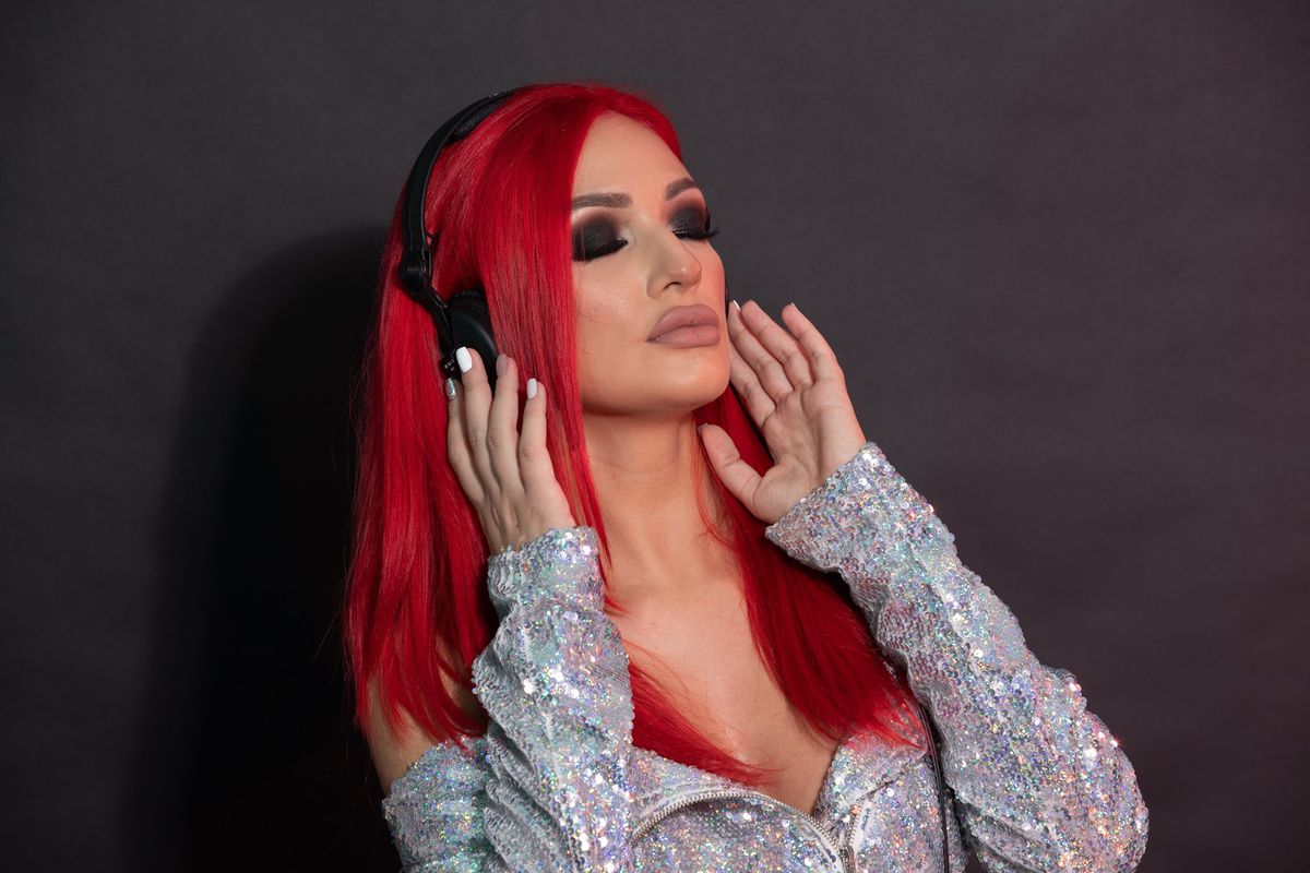 Apariția care a atras toate privirile la VIP, pe Arena Națională: DJ Edith Morris a mixat la Dinamo - CSA Steaua