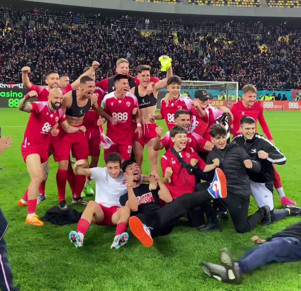 8 momente de după Dinamo - Steaua 3-0 » Poze de bucurie în fața galeriei steliste + „Haita salută armata” & „Bani și Ghezali sunt noii N&D” :D