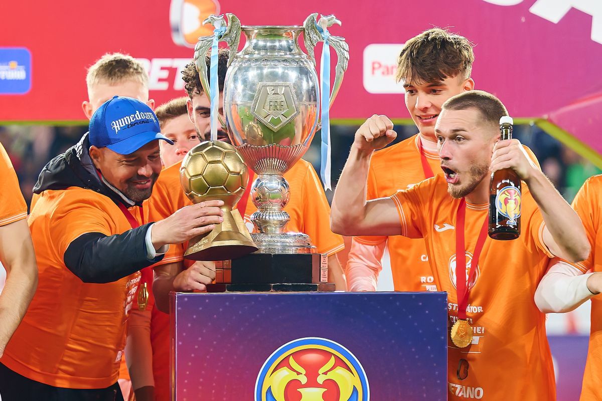 Surprinzător ce salarii și ce prime se plătesc la Corvinul, din bani publici! » De ce sunt doar jucători români + momentul în care Florin Maxim a riscat demiterea