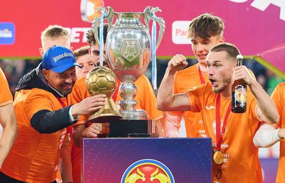 Surprinzător ce salarii și ce prime se plătesc la Corvinul, din bani publici! » De ce sunt doar jucători români + momentul în care Florin Maxim a riscat demiterea