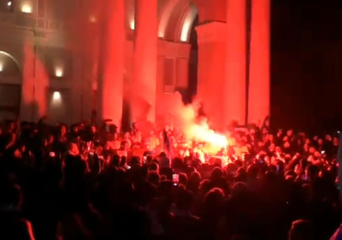 „Cine sare? Hunedoara!” » Imagini de senzație în centrul orașului: mii de fani au sărbătorit alături de jucători la 3 dimineața succesul din Cupa României