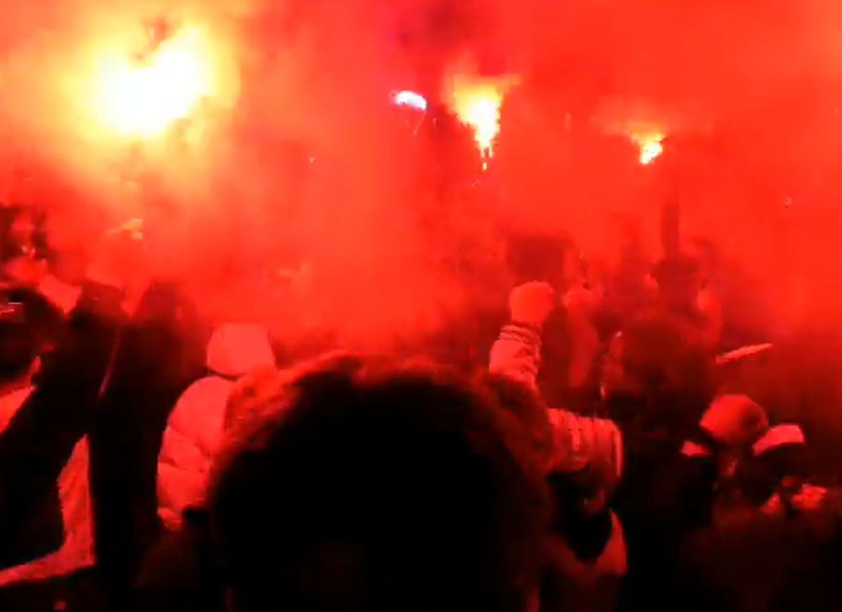 „Cine sare? Hunedoara!” » Imagini de senzație în centrul orașului: mii de fani au sărbătorit alături de jucători la 3 dimineața succesul din Cupa României