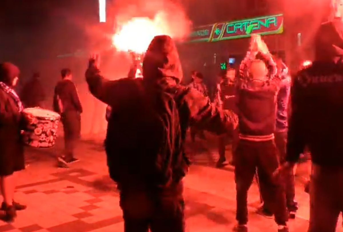 „Cine sare? Hunedoara!” » Imagini de senzație în centrul orașului: mii de fani au sărbătorit alături de jucători la 3 dimineața succesul din Cupa României