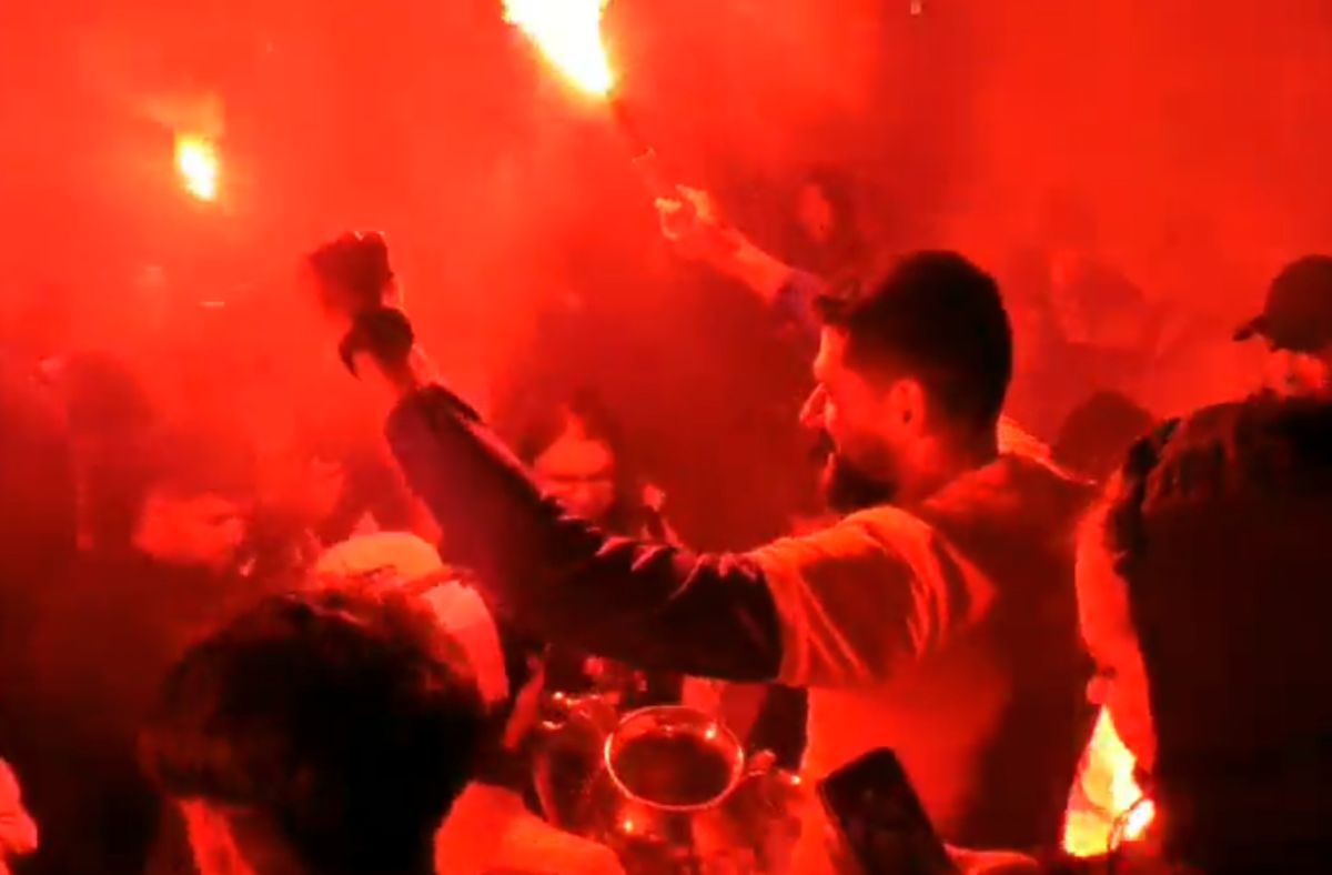 „Cine sare? Hunedoara!” » Imagini de senzație în centrul orașului: mii de fani au sărbătorit alături de jucători la 3 dimineața succesul din Cupa României