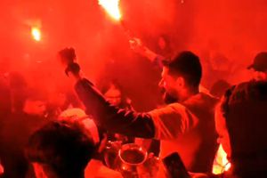 „Cine sare? Hunedoara!” » Imagini de senzație în centrul orașului: mii de fani au sărbătorit alături de jucători la 3 dimineața succesul din Cupa României