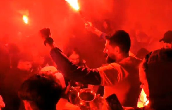 „Cine sare? Hunedoara!” » Imagini de senzație în centrul orașului: mii de fani au sărbătorit alături de jucători la 3 dimineața succesul din Cupa României