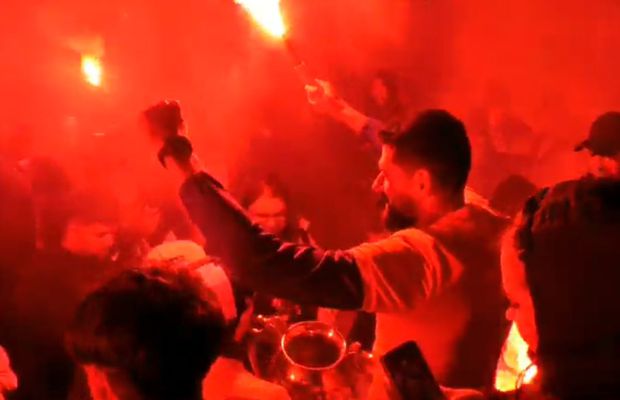 „Cine sare? Hunedoara!” » Imagini de senzație în centrul orașului: mii de fani au sărbătorit alături de jucători la 3 dimineața succesul din Cupa României