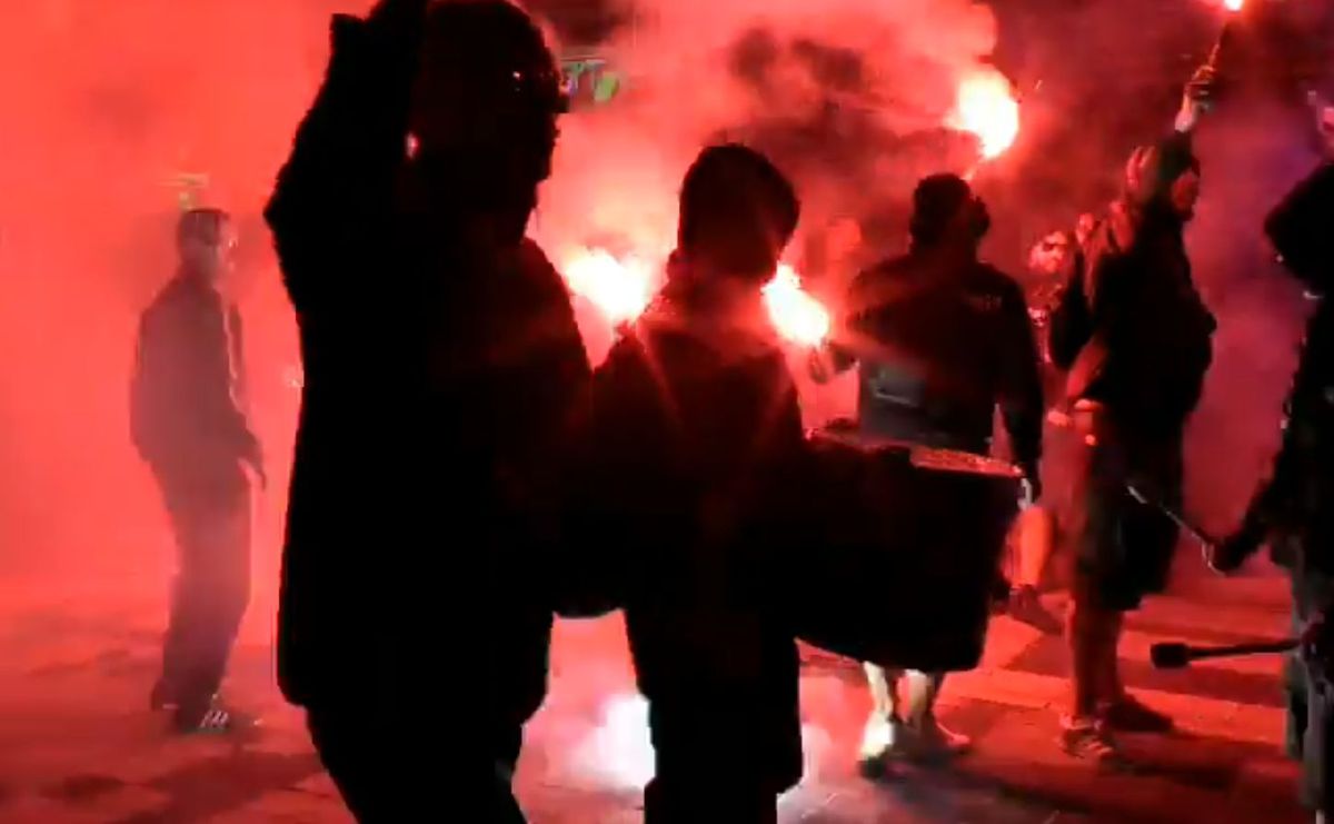 „Cine sare? Hunedoara!” » Imagini de senzație în centrul orașului: mii de fani au sărbătorit alături de jucători la 3 dimineața succesul din Cupa României