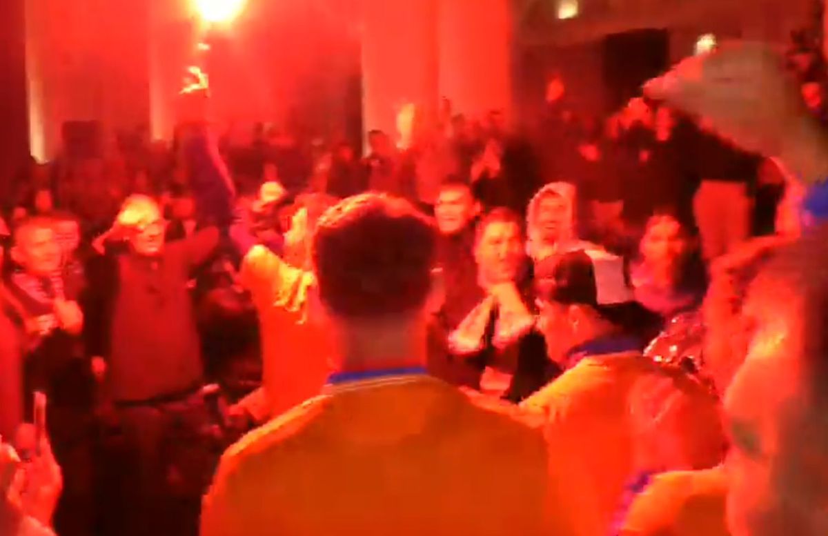 „Cine sare? Hunedoara!” » Imagini de senzație în centrul orașului: mii de fani au sărbătorit alături de jucători la 3 dimineața succesul din Cupa României